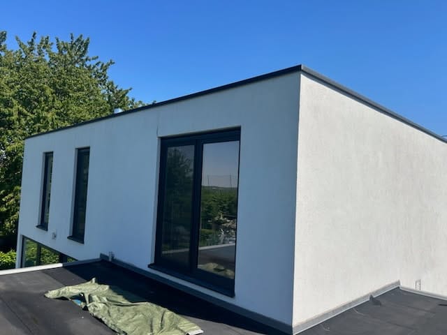 Après rénovation : Nettoyage façade bâtiment moderne à Région toulousaine