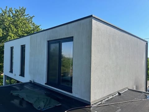 Avant rénovation : Nettoyage façade bâtiment moderne à Région toulousaine