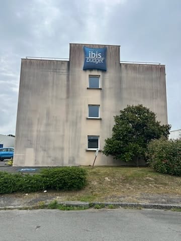 Avant rénovation : Nettoyage façade hôtel Ibis Budget à Région toulousaine
